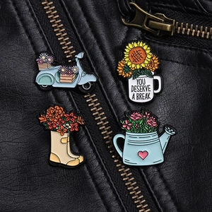 Gros plan de broches émaillées fleurs créatives épinglées sur une veste en cuir noir