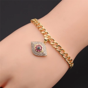 Nahaufnahme des goldenen Evil-Eye-Armbands mit Zirkon-Steinen, getragen am Handgelenk