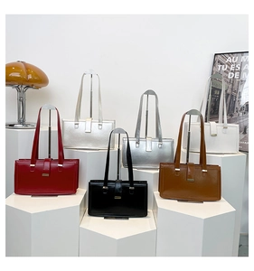 Minimalistische quadratische Handtaschen in sechs Farben auf modernen Podesten