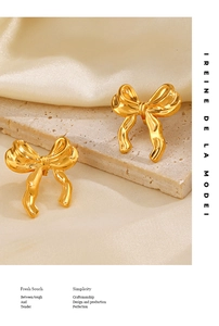 Gros plan détaillé de boucles d'oreilles nœud plaqué or 18 carats avec texture fluide unique