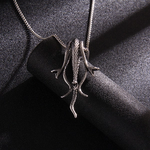 Collier avec pendentif serpent argenté et texture d'écailles détaillée au style punk