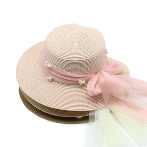 Strohhüte für Damen mit rosa Netzschleife und Perlen in verschiedenen Farben