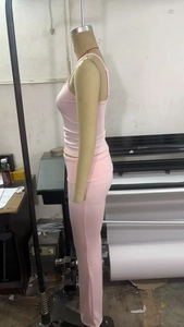 Completo due pezzi rosa con crop top senza maniche e pantaloni a zampa a vita alta su manichino