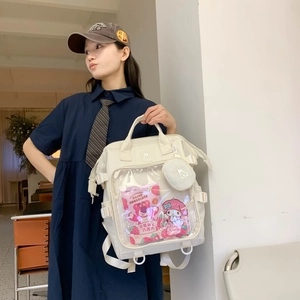 Detail eines beigen Nylon-Ita-Bag mit klarem Sichtfenster und rundem Münzfach am Gurt