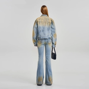 Vista posteriore del set denim vintage con giacca slim e jeans svasati lavati