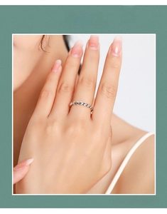 Detailaufnahme eines S925 Sterling Silber Rings mit durchgehendem Herzmuster im schlichten Design