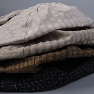 Détail de chapeaux à carreaux respirants empilés en beige, kaki, marron et noir