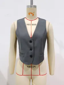Détail de gilet gris ajusté à col en V avec trois boutons noirs et poches latérales