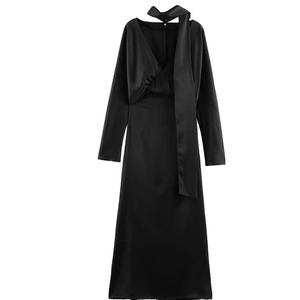 Robe longue en satin noir à manches longues avec texture soie et nœud de cou élégant