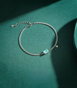 Détail macro du bracelet en argent S925 avec pierre de tourmaline Paraïba