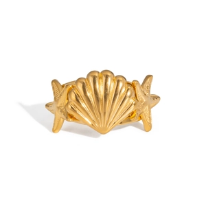 Détail d'une bague océan coquillage et étoile de mer dorée au fini poli brillant