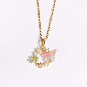 Gros plan du collier couronne florale avec papillon rose, fleurs bleues et cristaux