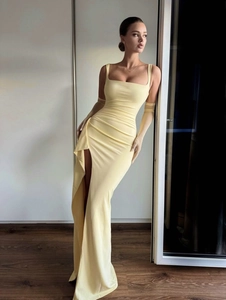 Abito lungo giallo pallido aderente con schiena scoperta e guanti in tulle velato