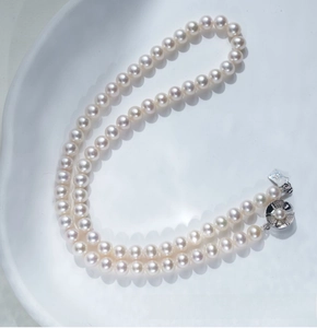 Dettaglio della chiusura a fiore in argento S925 su collana di perle d'acqua dolce