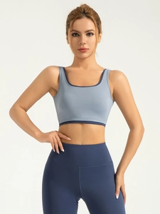Ensemble de yoga extensible avec brassière bicolore et legging taille haute en studio