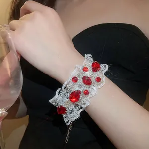 Élégant bracelet en dentelle blanche avec pierres précieuses rouges et éclats de diamants