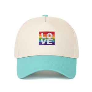Dettaglio del ricamo arcobaleno LOVE sul berretto a 5 pannelli menta e bianco sporco