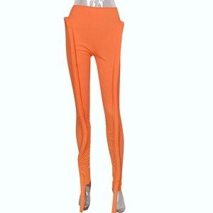 Detail der orangefarbenen gerippten Leggings mit seitlichem Träger und Raffungen