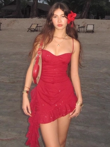 Sexy rotes Glitzer-Trägerkleid mit asymmetrischem Rüschensaum für Abendstrandpartys