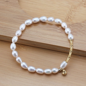 Bracelet en argent 925 style français avec perles baroques et breloque cloche dorée