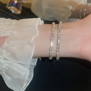 Bracelet de tennis élastique argenté élégant avec cristaux brillants au poignet