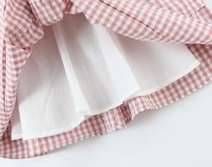 Détail d'une robe à carreaux rose et blanc avec doublure en coton à double épaisseur