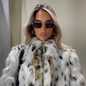Γούνινο τζάκετ με animal print και στυλάτα τετράγωνα μεταλλικά γυαλιά ηλίου με φακούς