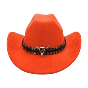 Lebendiger orangefarbener Filz-Cowboyhut mit Ethno-Band und silbernem Bullenschädel-Ornament