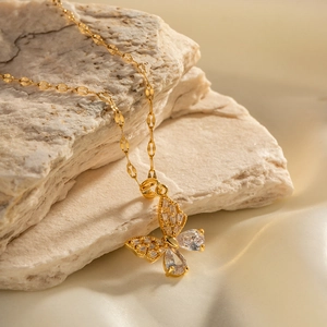 Collier élégant en acier inoxydable plaqué or 18K avec pendentif papillon en zircon blanc