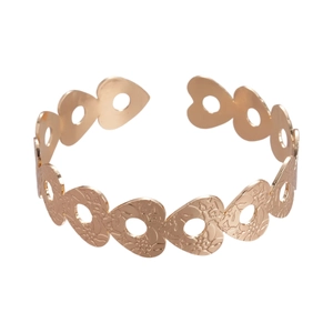 Bracciale rigido aperto oro rosa con cuori traforati e trama floreale incisa