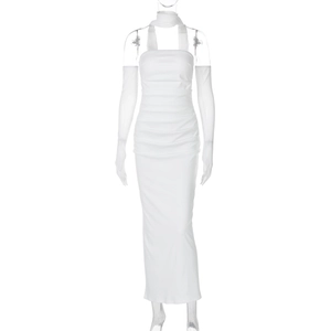 Détail de la robe moulante blanche avec fronces et manches amovibles en maille