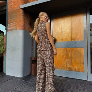 Set due pezzi da donna leopardato con top senza maniche e pantaloni a gamba larga chic