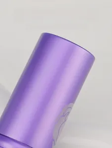 Dettaglio del tubo in alluminio opaco viola con motivo floreale per pennello trucco