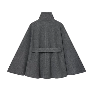 Détail de la texture laine et de la sangle dorsale d'un manteau cape gris à col montant