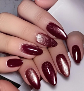 Vue macro d'ongles adhésifs amande bordeaux effet œil de chat avec un fini brillant