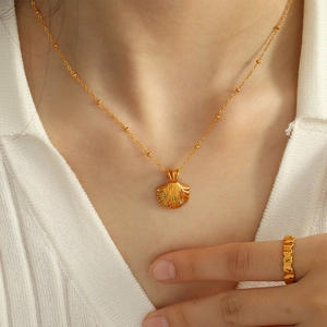 Schmuckset aus 18K vergoldetem Edelstahl mit Muschel-Anhänger und strukturiertem Ring