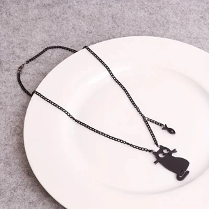 Collana creativa con silhouette di gatto nero e ciondolo a forma di pesce in acciaio