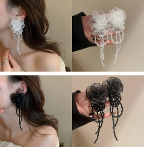 Detalle de pendientes de borla con forma de rosa con tela de malla y flecos de cuentas
