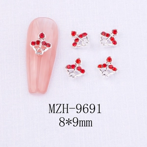 Dettaglio di ciondoli per nail art a cuore rosso 8x9mm con base argento e strass scintillanti