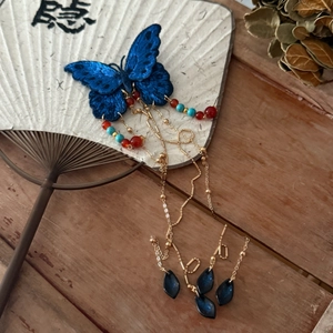 Pince à cheveux papillon brodé bleu avec franges dorées et perles de style oriental