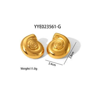 Dettaglio di orecchini a conchiglia dorati con specifiche 2,8cm x 2,4cm e peso di 11g
