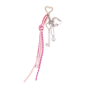 Porte-clés cœur tressé avec corde rose et breloques argentées sur fond blanc