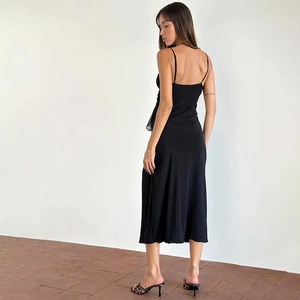 Robe nuisette noire à col en V avec bordure en dentelle et fente latérale, vue de dos