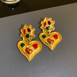 Vintage Barock Stil goldfarbene hängende Ohrringe mit bunten Emaille Herzen, Detailaufnahme.