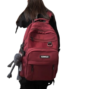 Zaino bordeaux capiente con fibbie laterali e simpatico ciondolo a forma di peluche