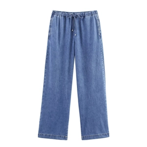 Détail du jogging en jean bleu à taille élastique avec cordon de serrage et texture fine
