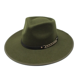 Dettaglio cappello in feltro verde scuro con cintura nera e catena decorativa dorata