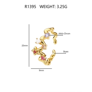 Dimensions et détails pour cette bague d'oreille en laiton doré avec zircons colorés