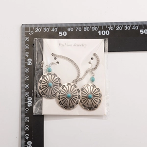 Detailed size measurement of turquoise coconut tree pendants with measuring ruler