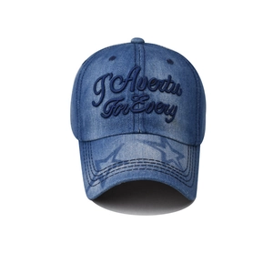 Détail d'une casquette en denim bleu marine avec broderie 3D et motif étoile sur la visière